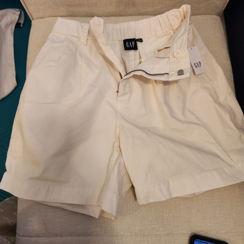 GAP SHORT NEW, WHITE CREAM COLOR